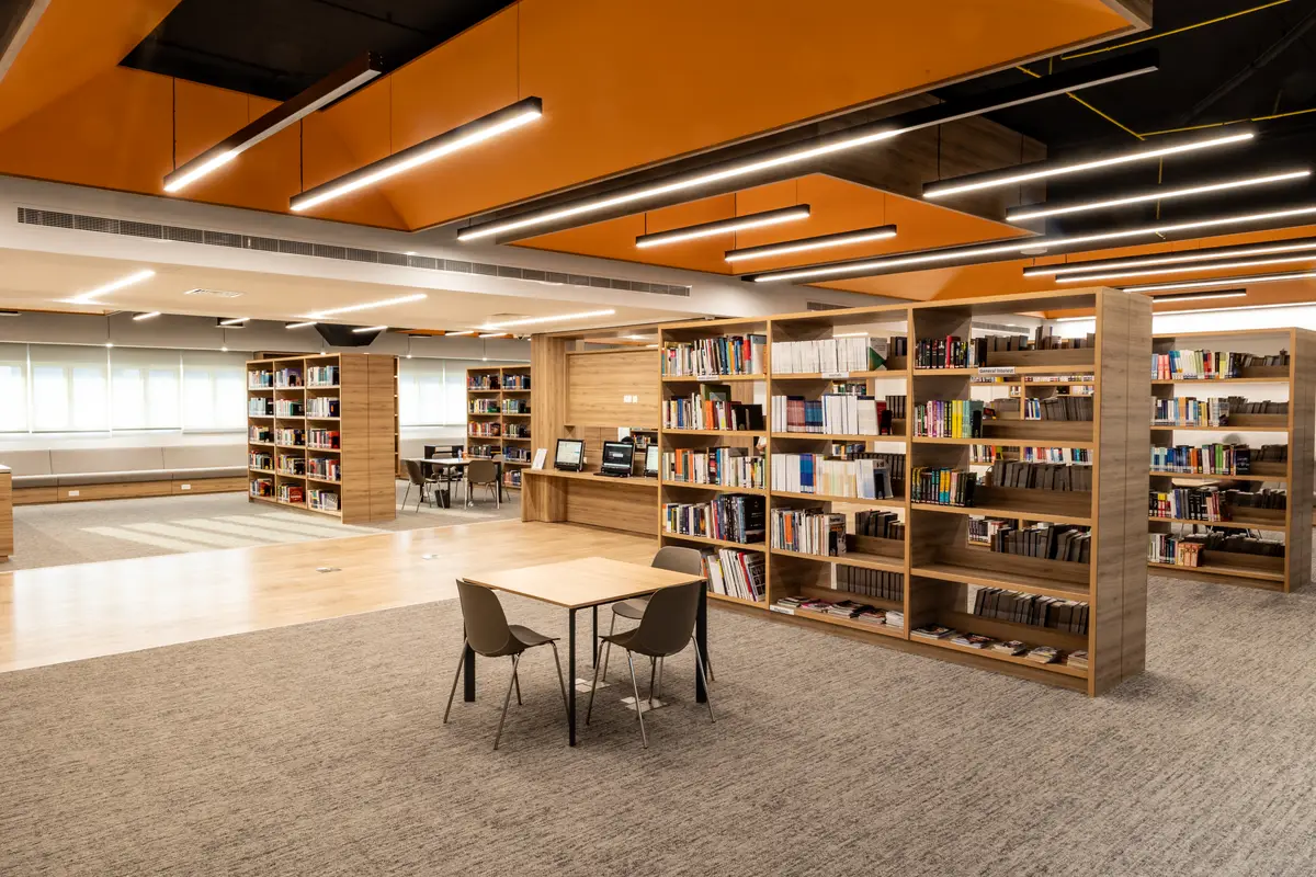 Reading tables among the bookshelves in the UTB library.